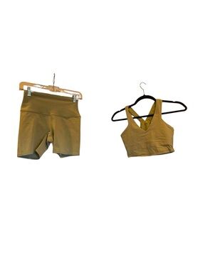 Alo Yoga Real Bra and matching Shorts SAGE GREEN Size: XS